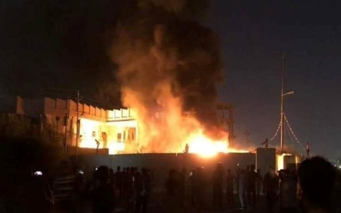 متظاهرون يحرقون مقر منظمة بدر ومنزل نائب في محافظة واسط