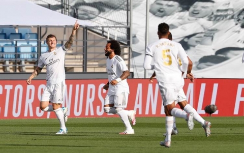 ريال مدريد يهزم ايبار ويستمر بمطارة برشلونة على صدارة الليغا