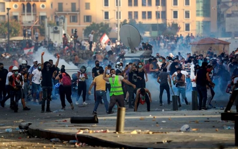 لبنان.. المحتجون يقتحمون وزاراتٍ ومبانٍ تجارية ورئيس الحكومة يدعو لانتخابات نيابية مبكرة