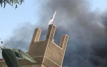 أحرقوا علم كوردستان .. أنصار للحشد الشعبي يحرقون الفرع الخامس للديمقراطي الكوردستاني في بغداد