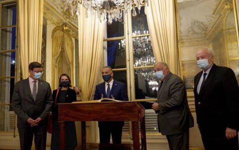 الكاظمي يوضح التحديات التي يواجهها العراق لرئيس مجلس الشيوخ الفرنسي في باريس