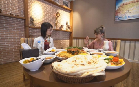 القنصل العام لليابان في أربيل تتناول الكباب الكوردي لأول مرة