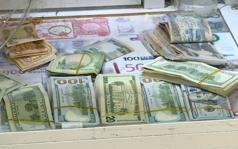 ارتفاع أسعار الدولار يضع البنك المركزي بدائرة اتهامات السياسيين وخبراء يلقون اللوم على الفساد والمضاربة