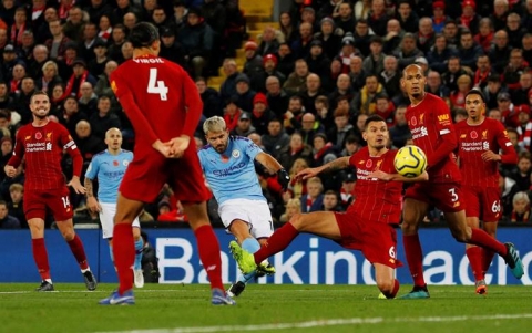 السماح لـ10 أندية في الدوري الانكليزي بعودة جماهيرها