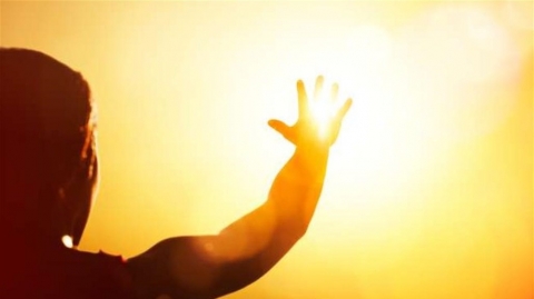 لمعالجة ضربة الشمس فوراً… اشربوا هذا العصير