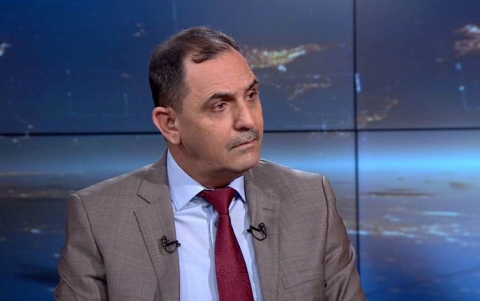 متعهداً بمتابعة ملف 