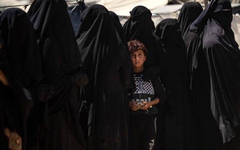 حريق يودي بحياة 3 أشخاص ويوقع عشرات الإصابات في مخيم الهول