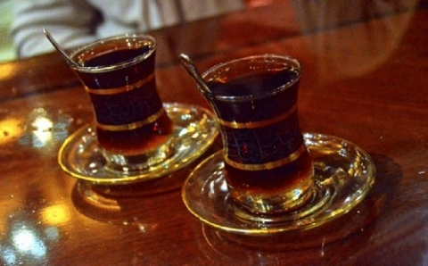 عادة غير صحية.. أضرار شرب الشاي بعد الأكل!