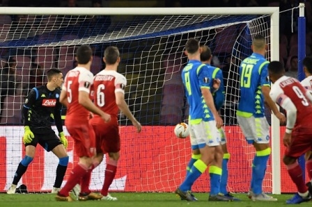 أرسنال وتشلسي إلى نصف النهائي وفرانكفورت يحقق العودة