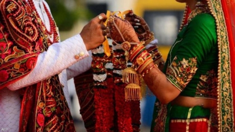 قصة غريبة .. رجل هندي يساعد زوجته على الزواج بمن تحب!