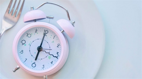 تحذير طبي: لا تناول الطعام بعد الساعة 6 مساء!