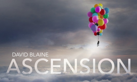 ساحر أمريكي يطير على مسافة ٧٥ ميلًا باستخدام بالونات مليئة بالهيليوم