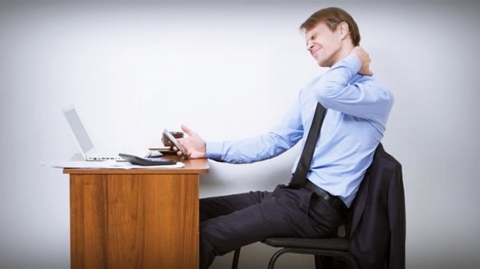 مشاكل صحية يسببها الجلوس لساعات طويلة أمام المحمول و