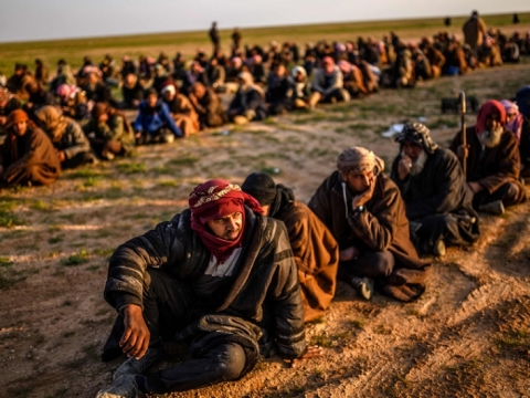 وكالة: امريكا تسلم العراق 50 سجينًا داعشيًا نقلتهم من سوريا