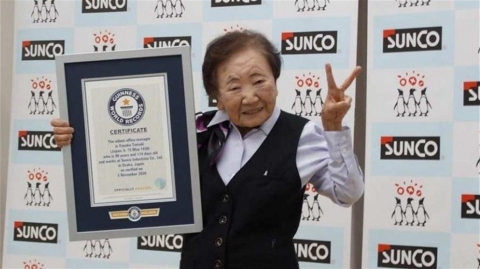 أكبر موظفة في العالم تدخل موسوعة غينيس... خمّنوا كم عمرها!