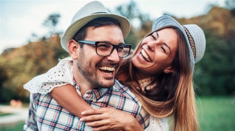 دراسة تكشف أقصر طريق لقلب المرأة!