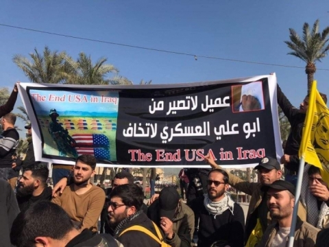 رغم تهديده بقطع «أذني» الكاظمي.. لافتات تمجد أبو علي العسكري في مظاهرات الميليشيات