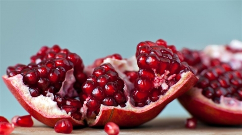 لتنحيف البطن والخاصرتين جرّبي وصفة قشر الرمان!