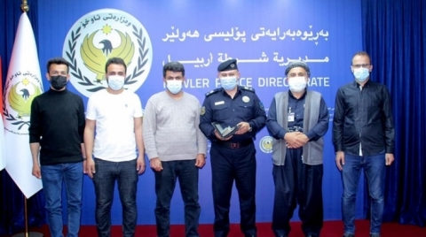 شرطة أربيل تعيد حقيبة مفقودة لأصحابها مع مبلغ كبير من المال