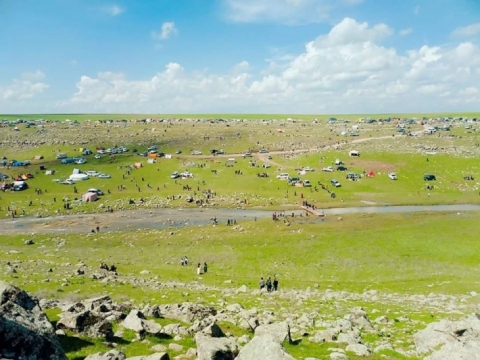 متجاهلين كافة التحذيرات بصدد «كورونا» .. مواطنو غربي كوردستان يجتمعون في نوروز