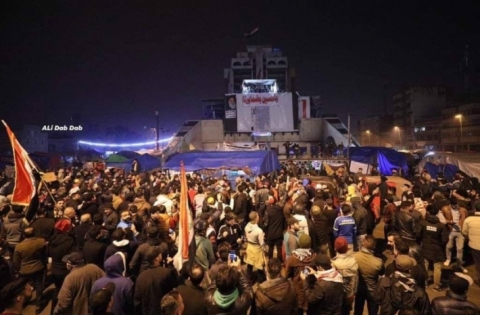 توافد حشود على ساحة التحرير لدعم المحتجين .. بعد محاولات الامن اخلاءها بالقوة