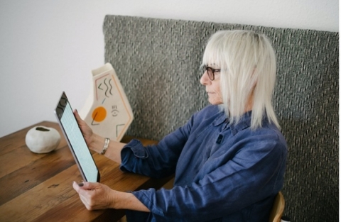 ثقة عمياء” تكلف عجوزا فرنسية عاشقة 100 ألف يورو