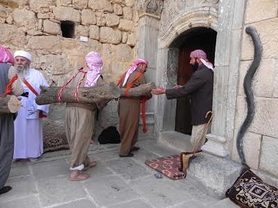 سفير العراق حازم اليوسفي، المصممة شرمين قصاب والمخرج نوزاد شيخاني في تظاهرة فلكلورية عراقية (كوردية، عربية) في المغرب 