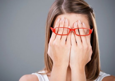 أغرب التصرفات التي يسببها الخجل !