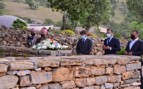  القنصل الفرنسي امام ضريح البارزاني الخالد : قائد سياسي وعسكري لانظير له