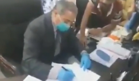 متظاهرون يجبرون مدير عام صحة ذي قار على الاستقالته