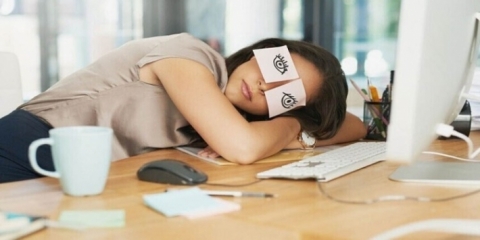 طبيب يكشف مدة “القيلولة المثالية” لتجنب مضار نوم النهار