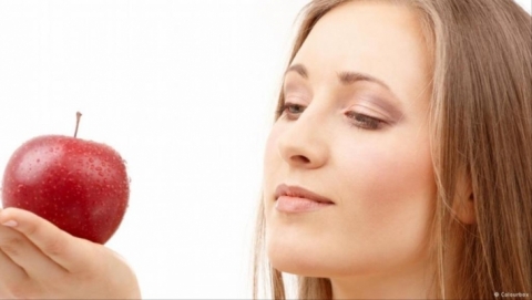 ماذا يحدث للجسم عند تناول التفاح يوميا؟