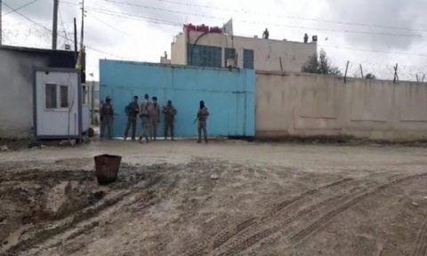 مع استمرار عصيان معتقلي داعش .. وفد من قيادة 