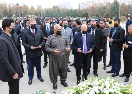 وضع إكليل زهور رئيس إقليم كوردستان عند نصب شهداء الأول من شباط