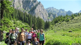 عراقي يتسلق إيفرست دعما للنازحين إلى سنجار