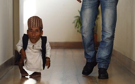 عرض أزياء الأقزام في أسبوع الموضة بباريس