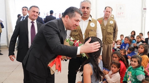 مسرور بارزاني يتفقد مخيم بردرش للاجئين ويطالب الأمم المتحدة بالمساعدة