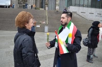 لاجئون كورد يوزعون الورد والشوكولا على النساء الألمان تعبيراً عن رفضهم للإعتداءات التي تعرضن لها