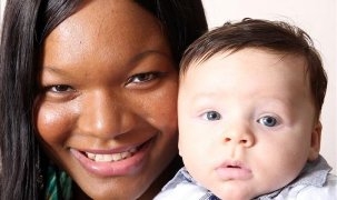 نيجيرية تنجب طفلاً أبيض البشرة