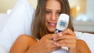 علماء: التحدث بالهاتف المحمول قبل النوم يسبب الأرق