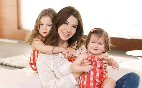 هل توافق نانسي عجرم على مشاركة إبنتيها في برامج اكتشاف المواهب؟