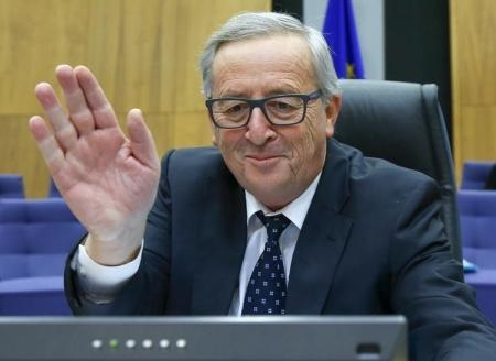 يونكر يتوقع تقدما لحل أزمة المهاجرين ويشيد بميركل