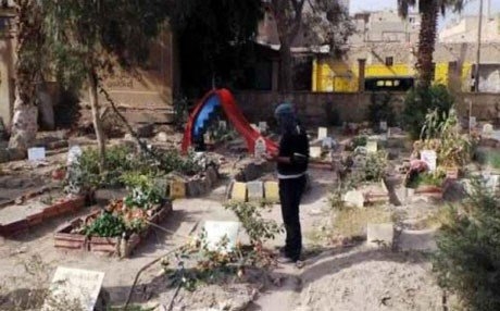 قوات البيشمركة تزور قبور شهداء وحدات حماية الشعب في كوباني 
