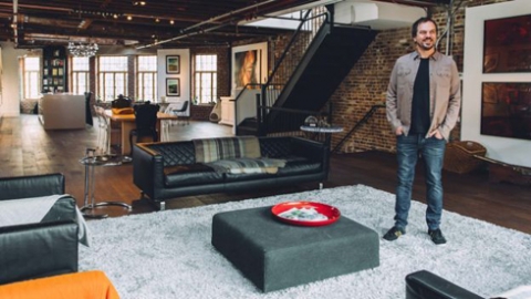 من عازف غيتار إلى مؤسس موقع بالملايين للسكن المشترك