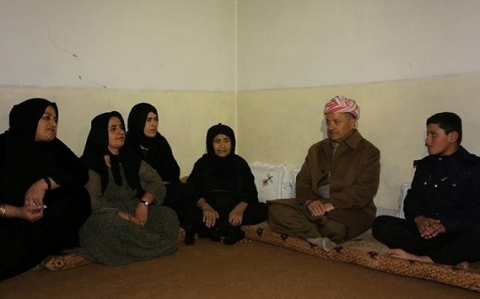 الرئيس بارزاني يزور والدة الإخوة الثلاثة شهداء معركة تحرير زمّار