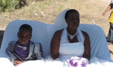 طفل يتزوج امرأة تكبره بـ53 عاما للمرة الثانية