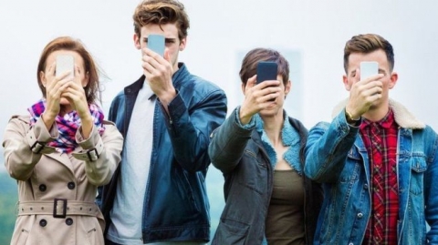 ماذا تعرف عن مخاطر إدمان الهواتف الذكية؟