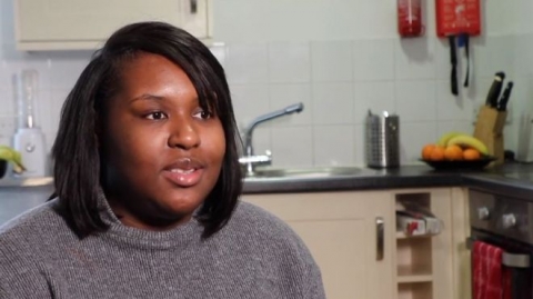 كيف يؤثر سجن أحد الوالدين على الأبناء؟