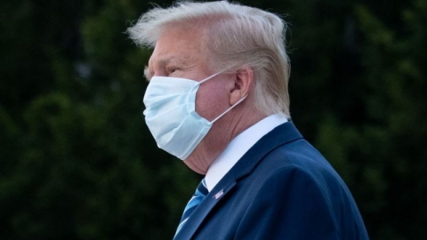 الرئيس الأمريكي يغادر المستشفى وسيواصل العلاج