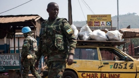جمهورية أفريقيا الوسطى: إعلان حال الطوارئ مع محاصرة المتمردين للعاصمة بانغي والأمم المتحدة تخذّر من خطورة الوضع